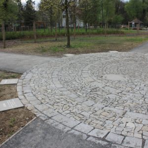 Výukový areál Bělský les, Ostrava – žulové chodníky a mozaiky